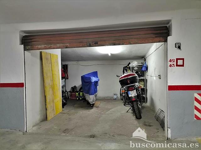 Plaza de garaje cerrada para coche pequeño, y almacenamiento. photo 0
