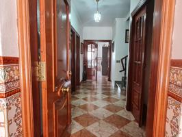 Casa de cuatro dormitorios con garaje. photo 0