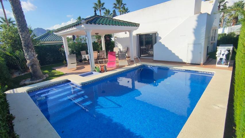 Villa de 3 dormitorios con piscina privada y vistas al mar photo 0