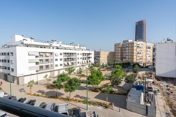 Piso en el corazón de Triana con garaje incluido – ¡Vistas despejadas y proyecto de ascensor aprobado! photo 0