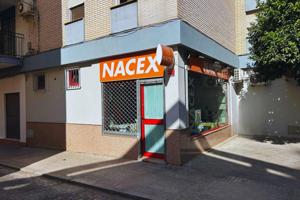 Local comercial de esquina con escaparate en Ronda de Triana photo 0