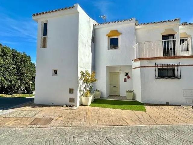 Chalet adosado en venta en avenida Mexico, Junto HOTEL SPA Estepona photo 0