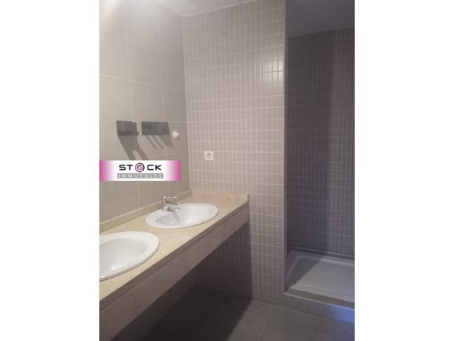 Vivienda unifamiliar adosada con garaje y terraza photo 0