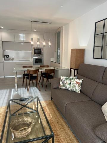 ¡Ponemos en alquiler una increíble vivienda en el mejor edificio de Granada Capital, el emblemático photo 0