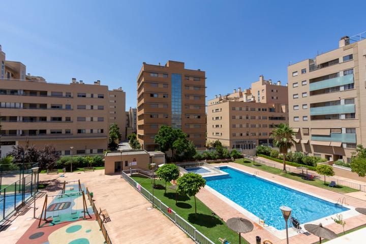 piso de LUJO , JUNTO PTS , COMERCIAL NEVADA Y TODOS LOS SERVICVIOS, PISCINA Y PISTA DE PADEL ... photo 0