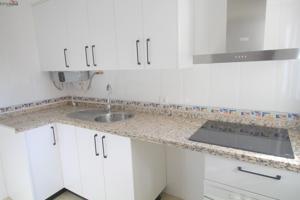 580 euros , comunidad incluida,  dos dormitorios, sin muebles , con garaje y trastero. photo 0