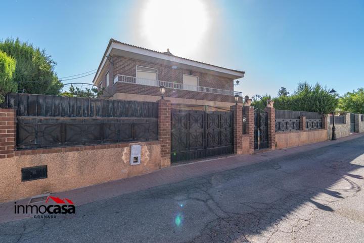 CHALET CON MAS DE MIL METROS DE PARCELA Y CASITA DE INVITADOS photo 0