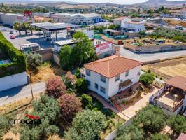 ¡Oportunidad única de inversión o vivienda familiar! Espaciosa casa con posibilidad de convertirse en tres unidades independientes photo 0