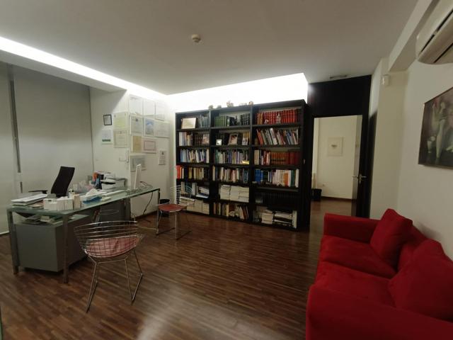 CONSULTA-OFICINA EN ALQUILER EN AVDA CONSTITUCIÓN photo 0