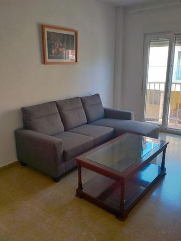 700 EUROS, COMUNIDAD INCLUIDA, TRES DORMITORIOS, AMUEBLADO, Y GARAJE. photo 0