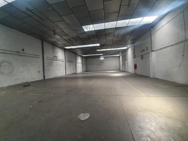 NAVE DE 1300 M2 CON MUELLE photo 0