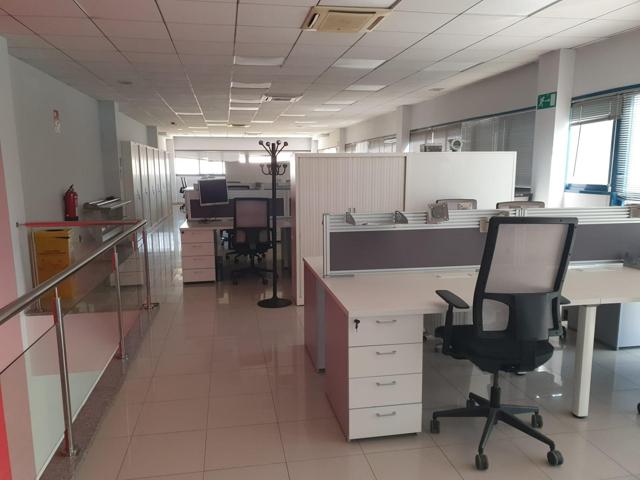 MAGNÍFICA NAVE CON MUELLE DE CARGA Y OFICINAS photo 0