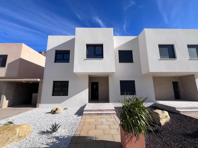 Vivienda de dos plantas con jardín privado y piscina. photo 0