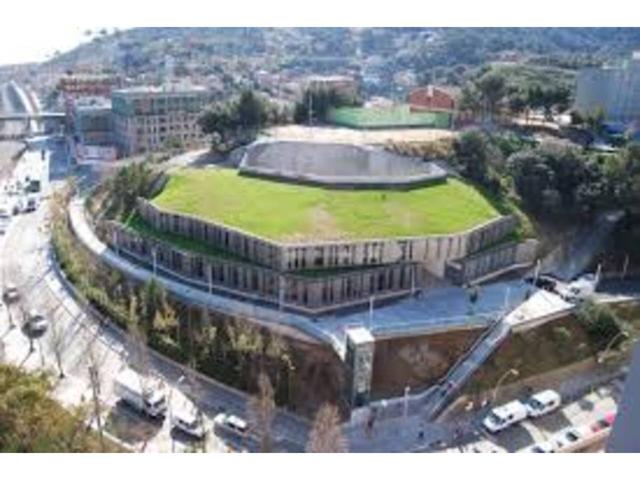 Edificio en venta en Ciutat Meridiana photo 0