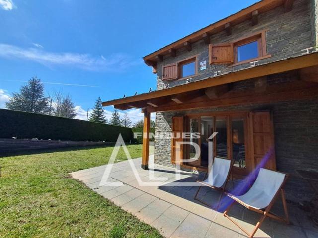 Preciosa casa con jardín privado en Alp photo 0