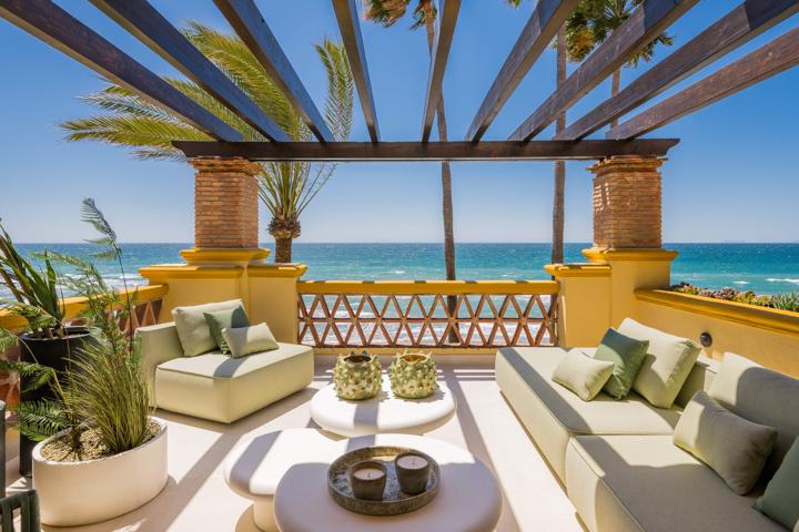 Exclusivo apartamento en primera línea de playa en Río Real Playa – Vistas al mar y lujo renovado photo 0