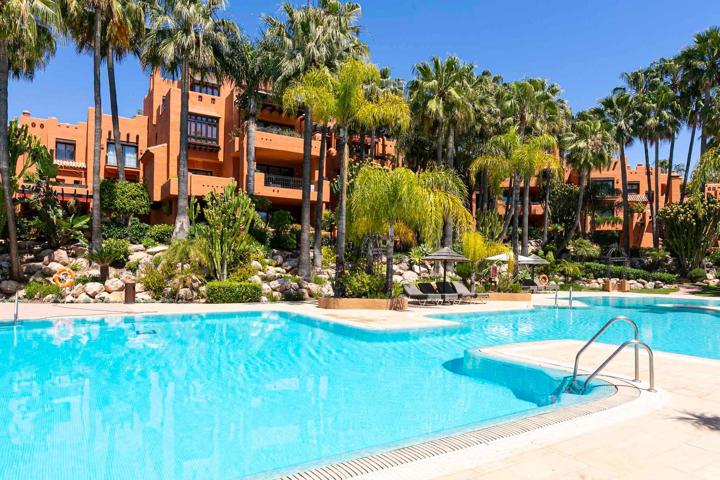 Lujoso apartamento en La Alzambra – A solo pasos de Puerto Banús photo 0