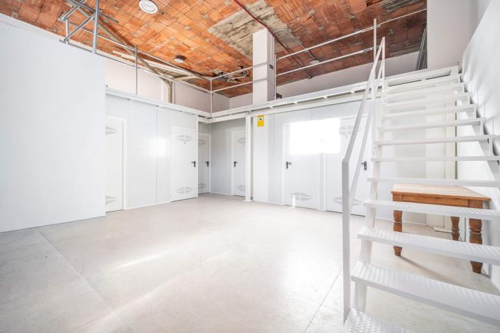 Local Comercial en el Casco Urbano de Estepona – Doble Altura y Gran Potencial photo 0