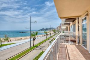 Apartamento reformado en primera línea de mar con terraza y vistas espectaculares photo 0
