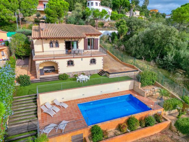 Chalet con licencia turística, dos viviendas independientes, piscina, jardín y a solo 8 minutos en coche de la playa photo 0