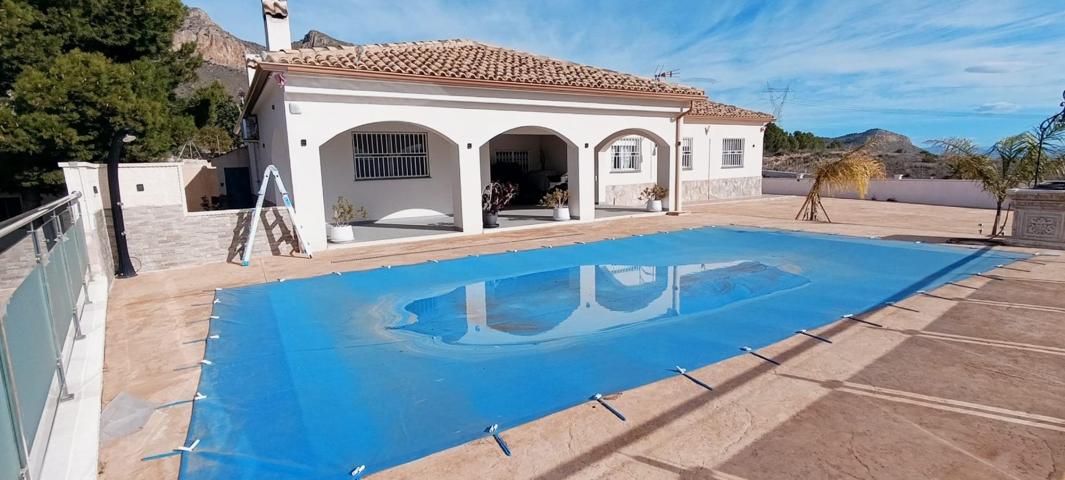 Impresionante Chalet Seminuevo en Hondon de las Nieves - La Solana photo 0