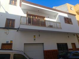 CASA CON SOLAR URBANO photo 0