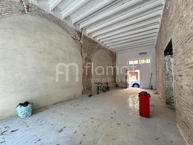 LOCAL CON ENCANTO EN FIGUERES photo 0