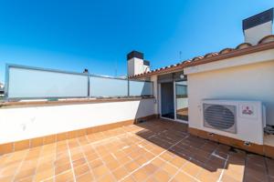Ático dúplex en el centro de Figueres con terraza y garaje. photo 0