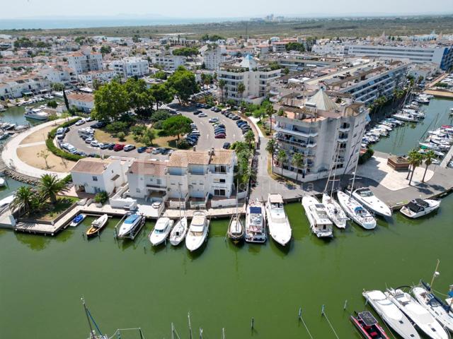 Exclusiva casa esquinera con amarre privado. photo 0