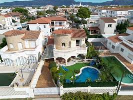 Casa independiente a la venta en Empuriabrava photo 0