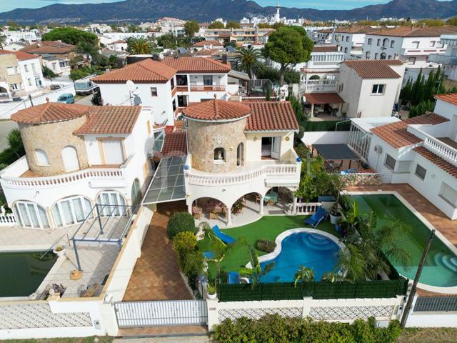 Casa independiente a la venta en Empuriabrava photo 0