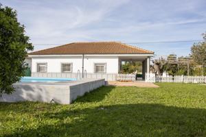 Villa con piscina, huerta y nave en urbanización privada de Alcalá de Guadaira photo 0