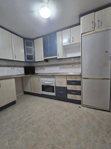 Amplio piso con terraza, garaje y trastero en zona tranquila – listo para entrar a vivir photo 0