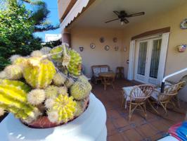 ¡Oportunidad Única! Casa en Esquina de Dos Plantas con Jardín, Cerca del Mar photo 0