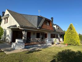 Chalet en venta con piscina y zonas comunes en Urbanización el Zorongo photo 0