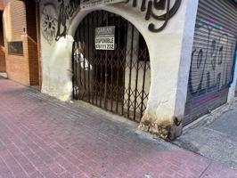 Alquiler de local con salida de humos en zona céntrica y tranquila – Calle Monasterio de Rueda photo 0