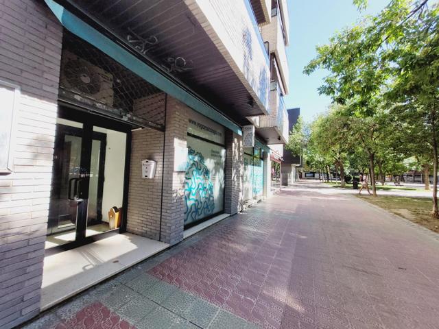 ¡Amplio local comercial en alquiler en José Luis Borao 18 – Ideal para tu negocio! photo 0