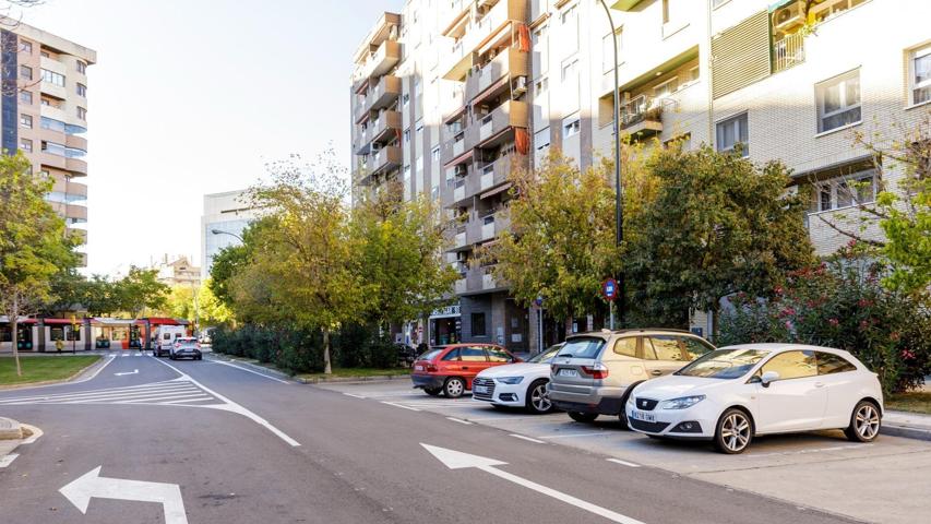 ¡Descubre este espectacular dúplex en una de las zonas más cotizadas de Zaragoza, a tan solo una calle del Centro Comercial Gran Casa! photo 0