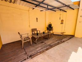 ¡Oportunidad en Benifaió! Casa adosada lista para entrar a vivir, con amplios espacios y gran patio photo 0