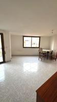 ¡Oportunidad en Gandia! Piso esquinero con gran potencial photo 0