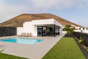 REF 328 VILLA MODERNA CON VISTAS AL MAR Y VOLCÁN EN CONIL – LANZAROTE photo 0