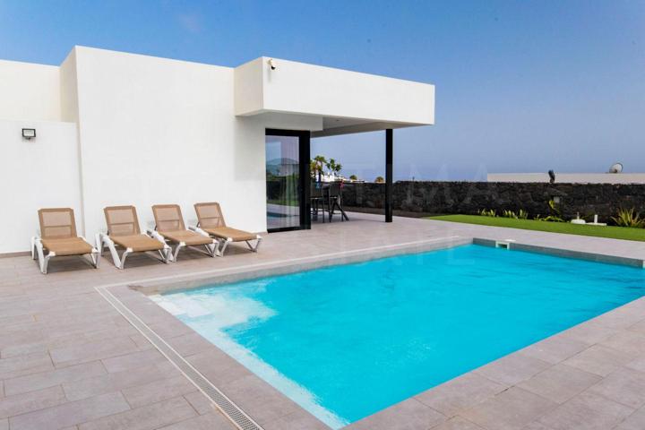 REF 328 VILLA MODERNA CON VISTAS AL MAR Y VOLCÁN EN CONIL – LANZAROTE photo 0