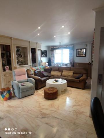 Maravillosa casa con ascensor y patio en el corazón de San Juan Pueblo con todo lo necesario y mas para entrar a vivir. photo 0