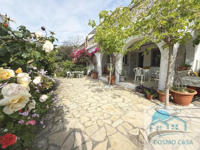 ¡Oportunidad única: un chalet con encanto mediterráneo a 200 metros del mar! photo 0