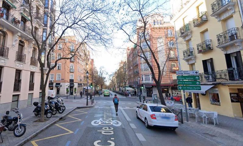 ▷ Local comercial en alquiler en Fernández de los Ríos, Madrid – 82 m² en esquina photo 0