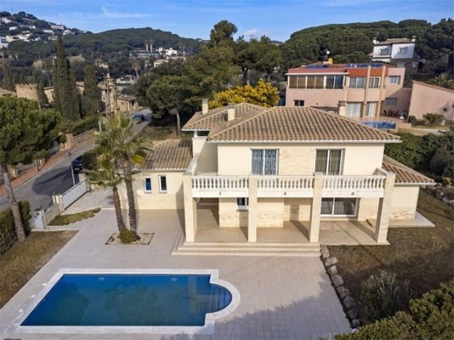 Villa En venta en Castell-Platja d'Aro photo 0