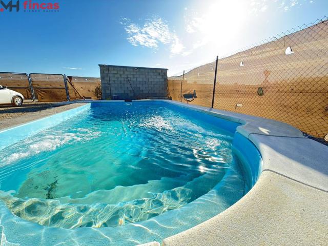 ¡Oportunidad única! Parcela rústica con piscina y casa de panel sandwich en esquina – 69.900 € photo 0