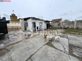 Parcela de 1.250 m² en Los Naranjos, Carmona – pozo propio, luz y construcciones para reformar photo 0