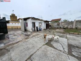 Parcela de 1.250 m² en Los Naranjos, Carmona – pozo propio, luz y construcciones para reformar photo 0