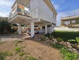 Casa con parcela y parking, a 50 m de la playa. photo 0